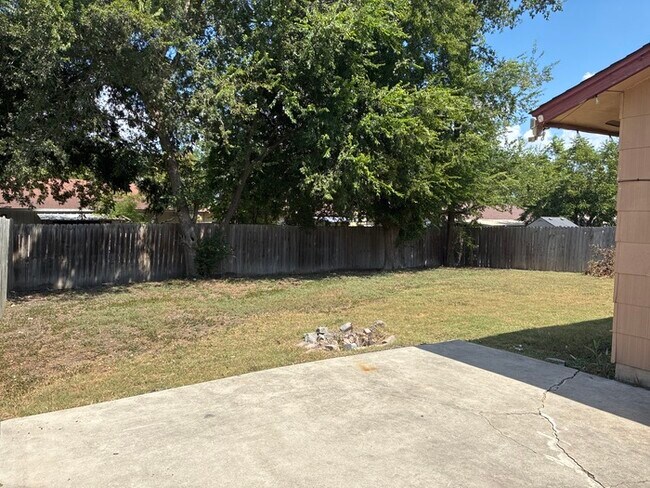 Building Photo - Beautiful 4BR 2BA Home w/ Fenced Yard + Garage Parking in Converse