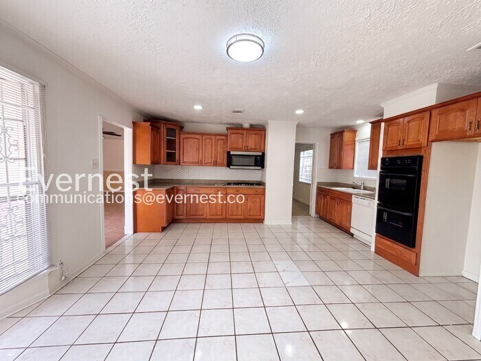 Building Photo - 10938 MacKenzie Dr