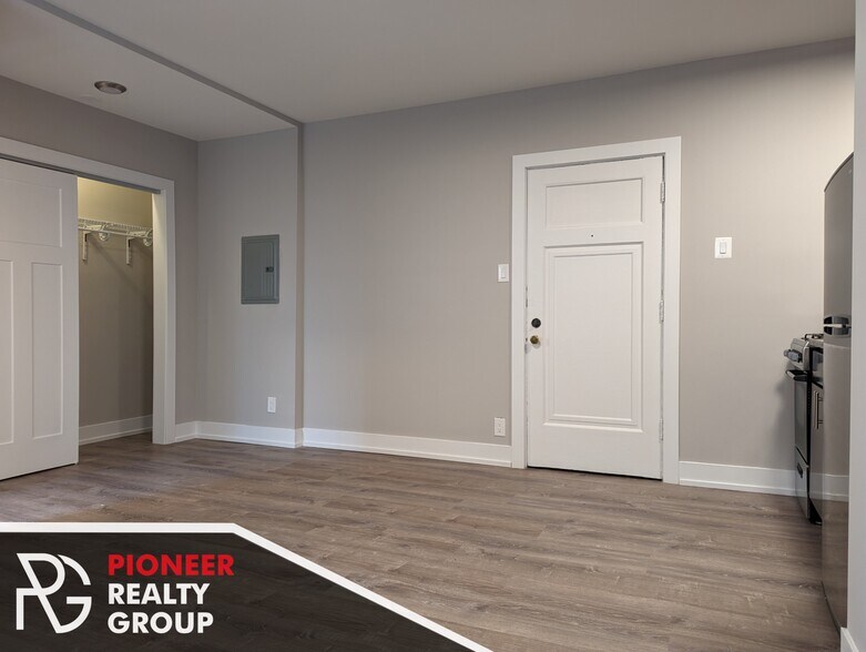 Building Photo - 4542 N Damen Ave