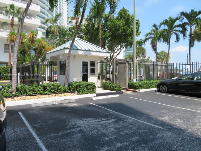 Building Photo - 1408 Brickell Bay Dr