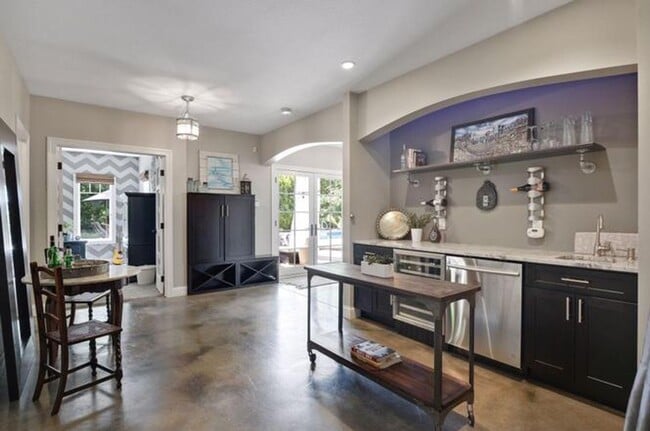 Building Photo - Luxury Living in Minnetonka – 6BR Home in Prime  Location