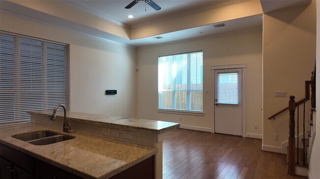 Building Photo - 902 W 20th St