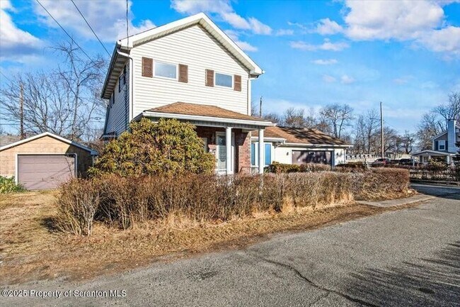 Building Photo - 134 Lampman St