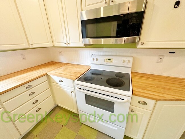 Building Photo - 3-bedroom, 2.5-bathroom Craftsman house in...