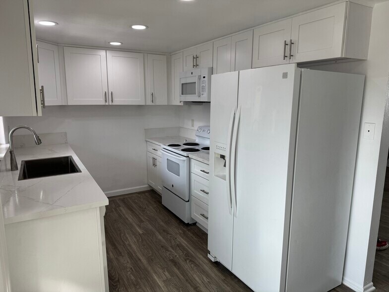 Kitchen - 3618 Del Amo Blvd