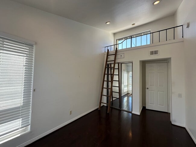 Building Photo - Huntington Beach Home