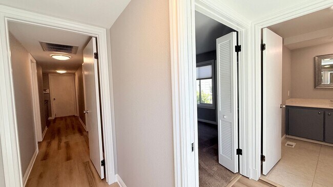 Building Photo - 750 N Paradise Valley Ct