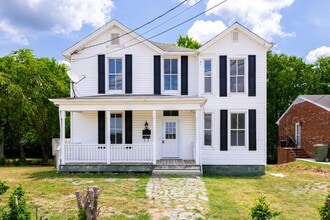 Building Photo - Spacious 4 bedroom home on Main Street!