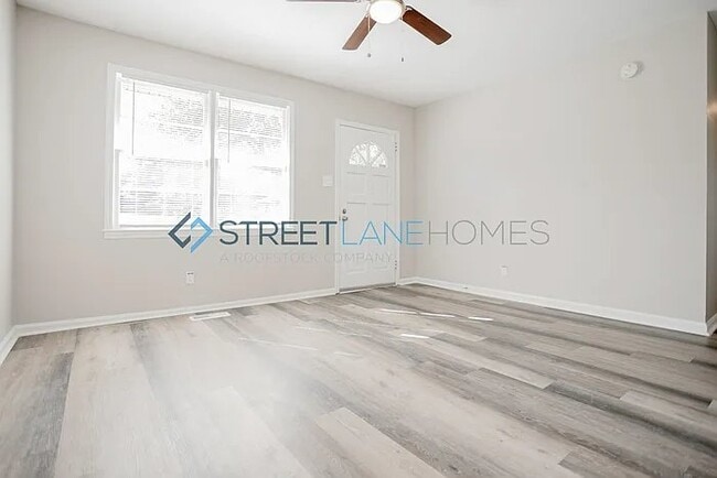Building Photo - 4443 Sims St