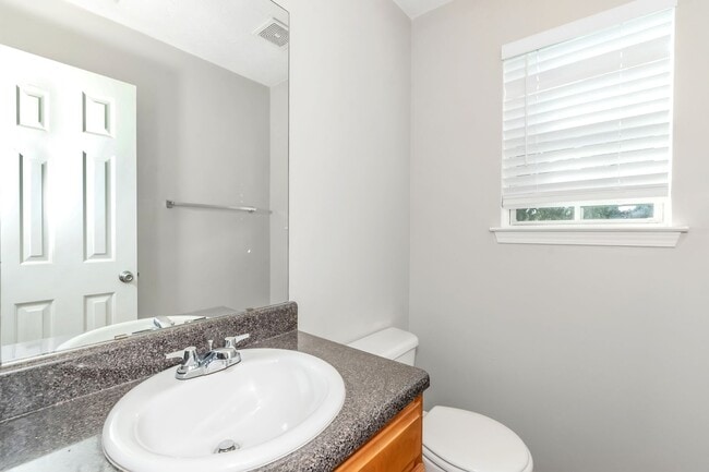 Building Photo - Impressive 4 bed, 2.5 bath Home.