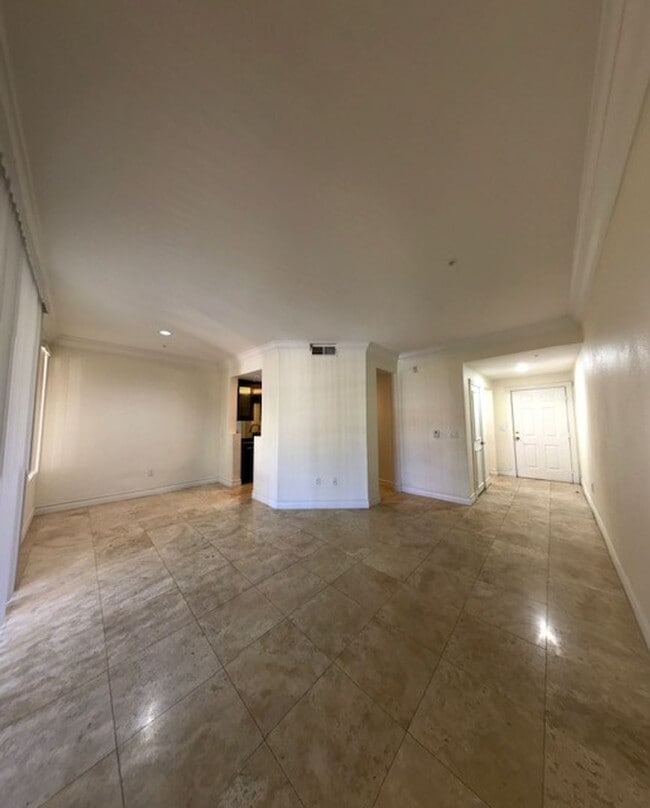 Building Photo - 1 Bedroom Condo In A Luxurious Community!!