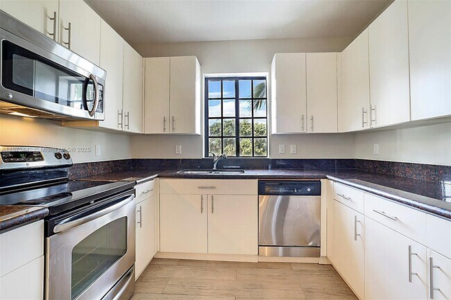 Building Photo - 4905 Midtown Ln