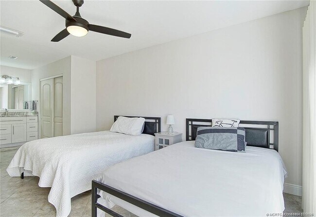 Building Photo - 3504 SE Sandpiper Ct