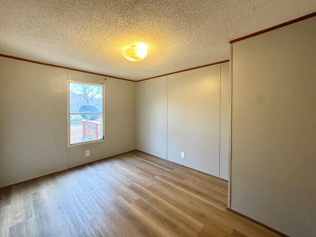 Building Photo - 3/2 Split Floor Plan!