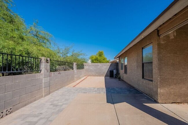 Building Photo - Great single family home!