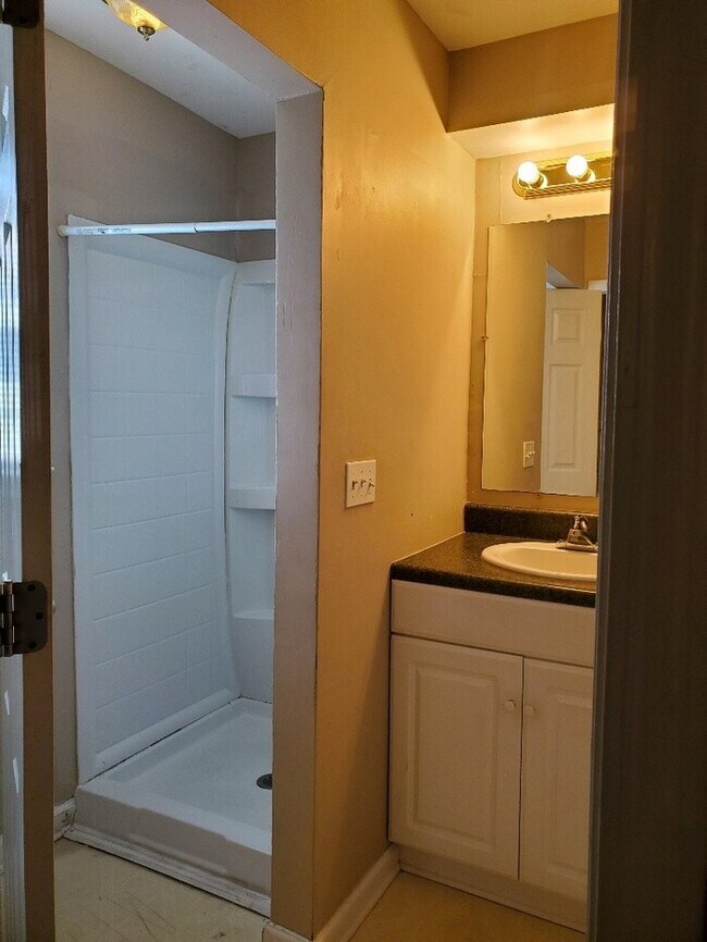 Building Photo - SPACIOUS 3 BEDROOM TOWNHOUSE FOR RENT IN GREENVILLE!