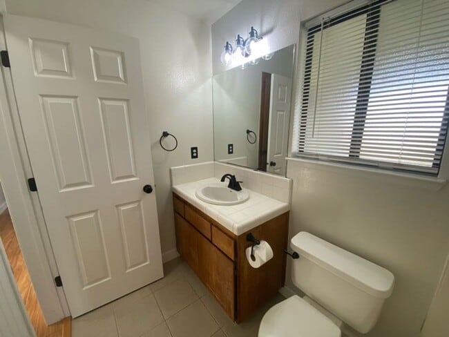 Building Photo - 1947 Henshaw Ave