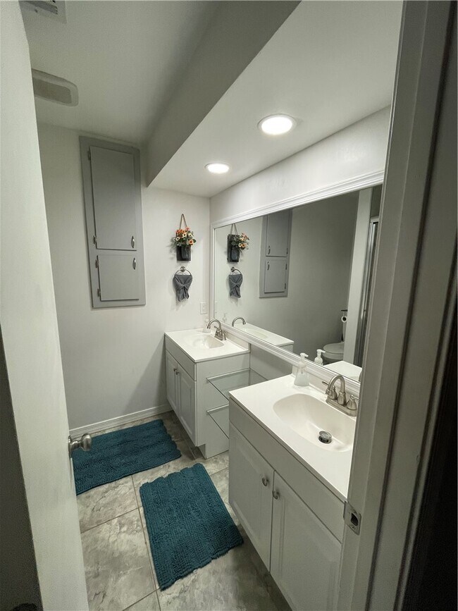 Building Photo - 2677 Country Club Dr