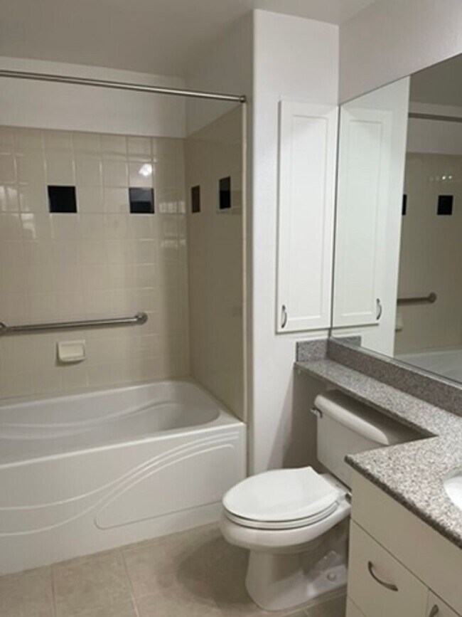 Building Photo - Fabulous Montebello condo, walk/bike to Ap...