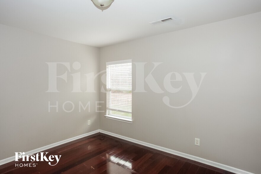 Building Photo - 8122 Chatham Oaks Dr