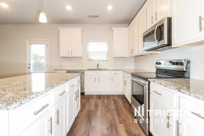 Building Photo - 2848 McKenzie Dr