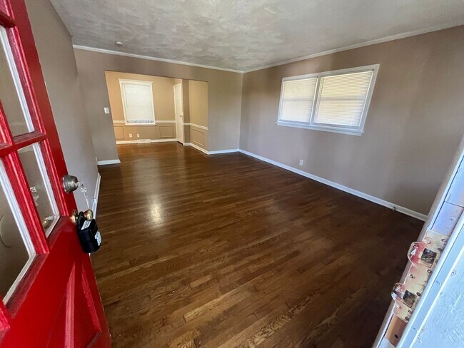 Building Photo - 921 Millikin St