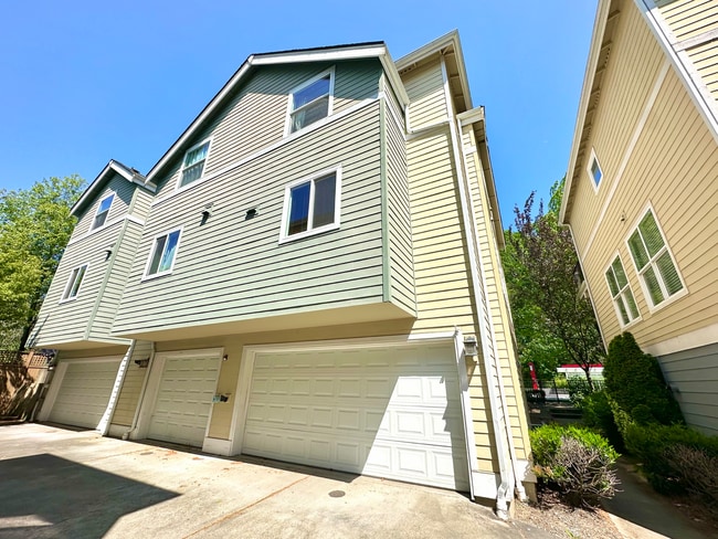 Building Photo - Spacious 3bed/3.5bath Townhome in West Sea...