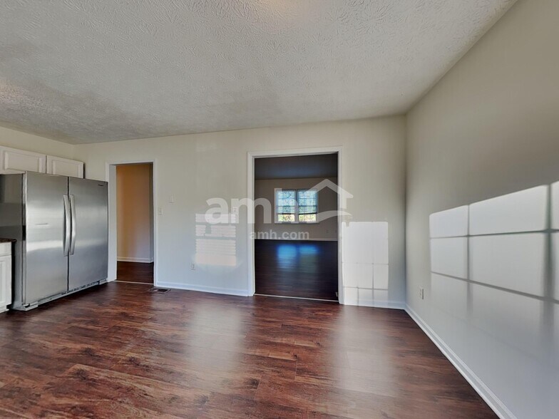 Building Photo - 541 Clyde Dr