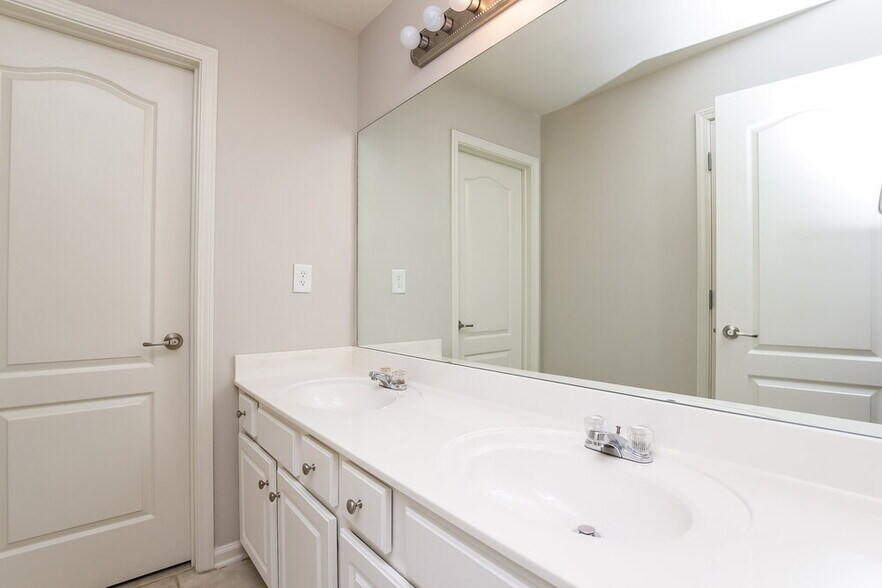 Building Photo - 494 Strawberry Walk