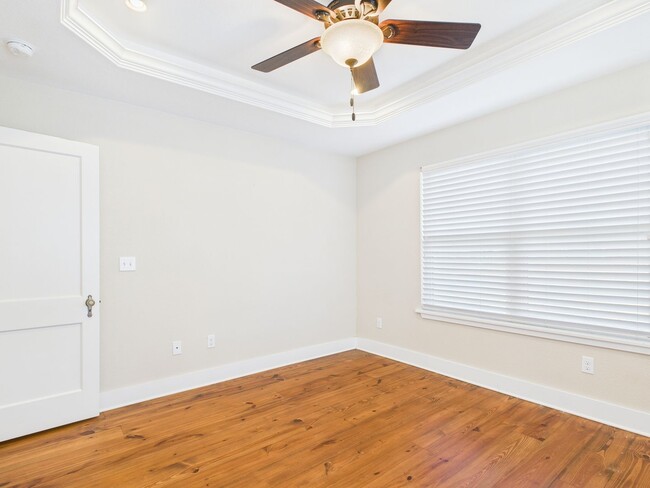 Building Photo - Adorable Bunglow