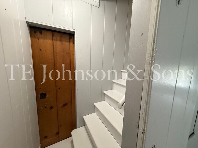 Building Photo - Charming Renovated 3BR Home