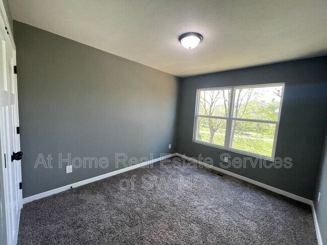 Building Photo - 2777 S Meadowlark Ave