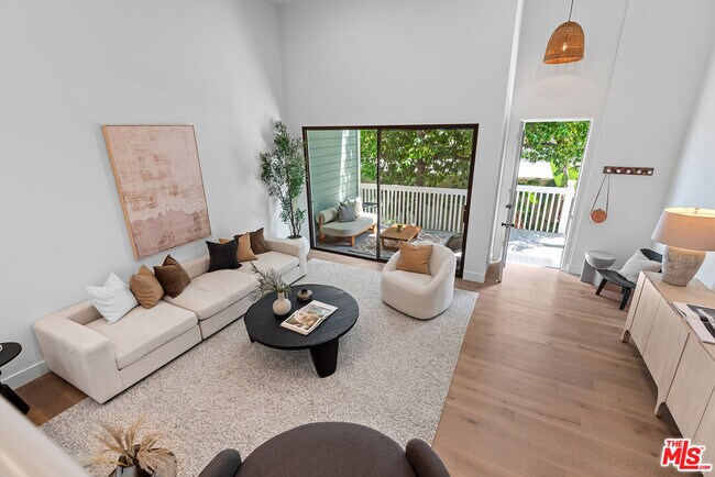 Building Photo - 3516 Vía Dolce