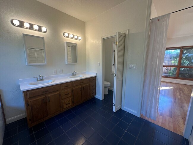 Building Photo - 406 N Santa Cruz Ave