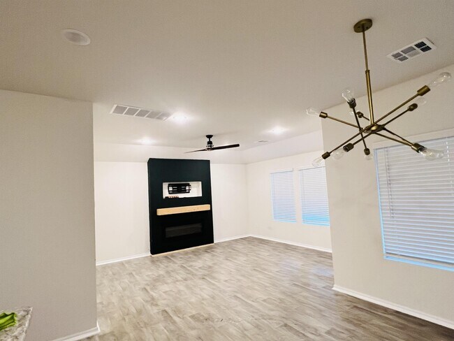 Building Photo - 2412 Sunshine Ln