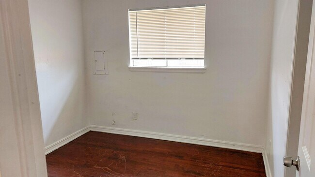 Building Photo - 933 W Rulane Dr