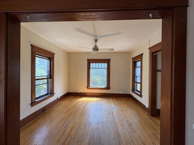 Building Photo - 48 Monroe St