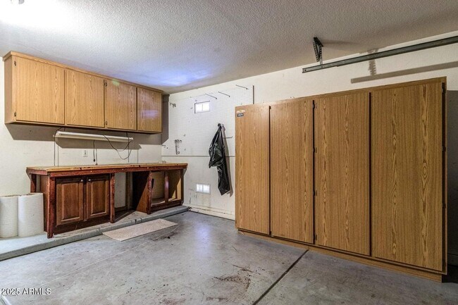 Building Photo - 13709 W Cottonwood St