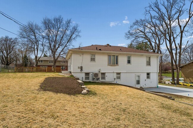 Building Photo - Newly renovated 3-bedroom, 2-bath home