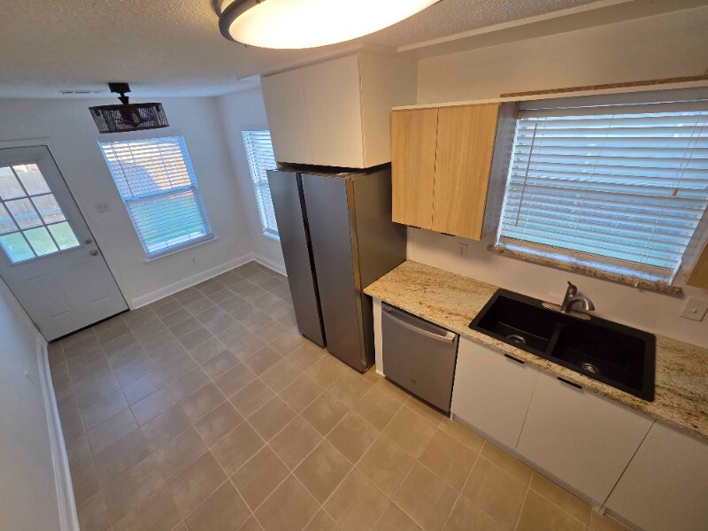 Building Photo - 1033 Lakeview Ct