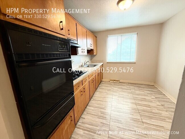 Building Photo - 842 S Green Rd
