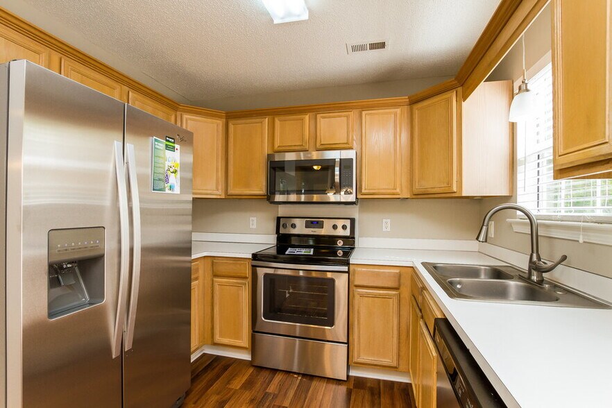Building Photo - 10115 Northwoods Forest Dr