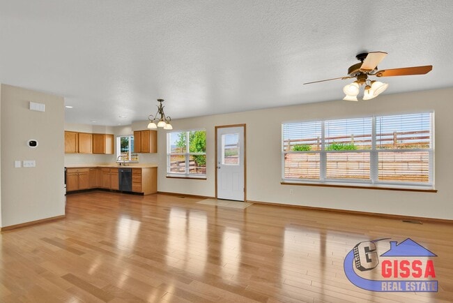 Building Photo - Beautiful home with 4 BR, 3.5 BA, 2 CAR wi...