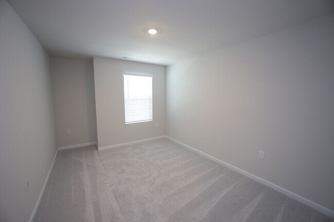 Building Photo - Beautiful 3 Bed+Bonus+2 Car Garage Townhome in New Wake Forest Community