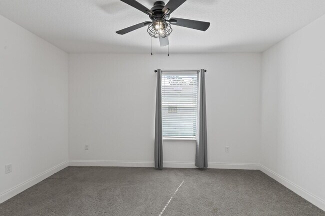 Building Photo - CLOSE TO EVERYTHING!