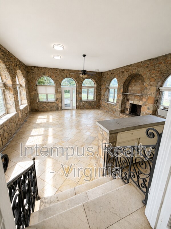 Building Photo - 7296 Fenton Farm Ln