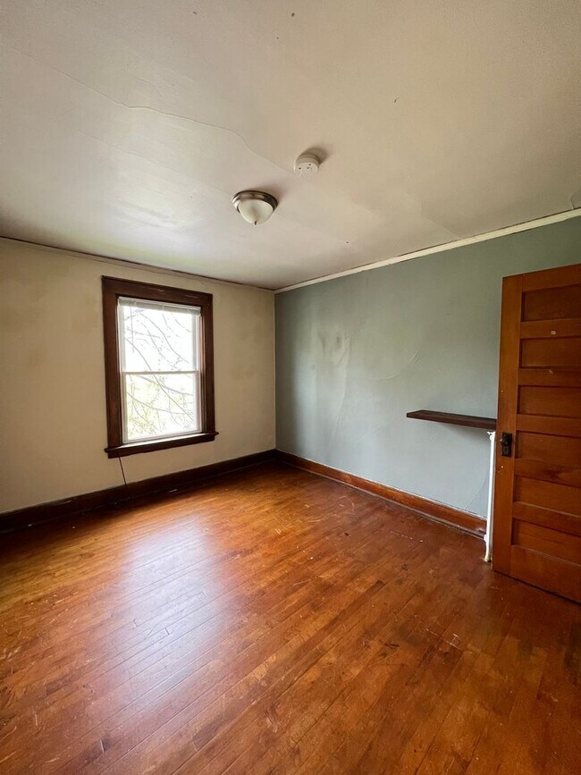 Building Photo - AVAILABLE JUNE -  4 Bed 1 Bath Townhome