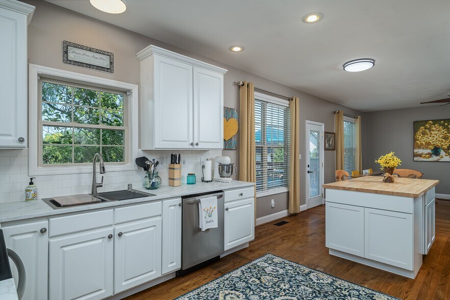 Kitchen - 665 Winter Hill Ln