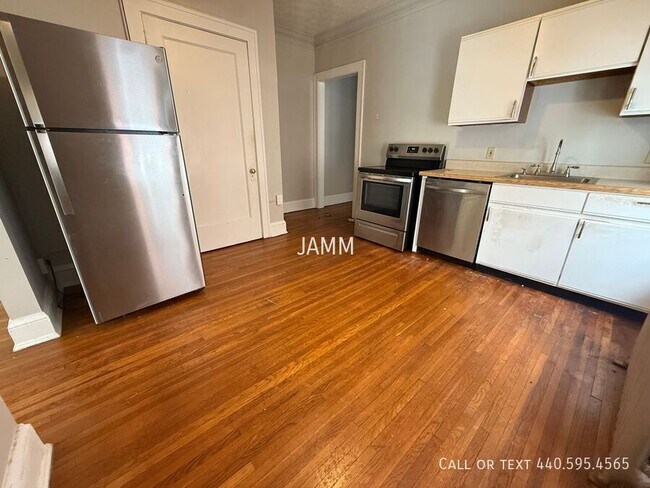 Building Photo - 2773 Hampshire-Unit 5