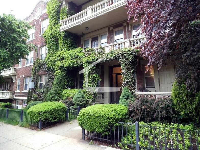 Building Photo - 264 Kelton St